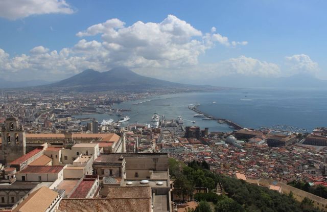 ZTL bus turistici Napoli, dal 30 marzo pagano l’accesso alla città